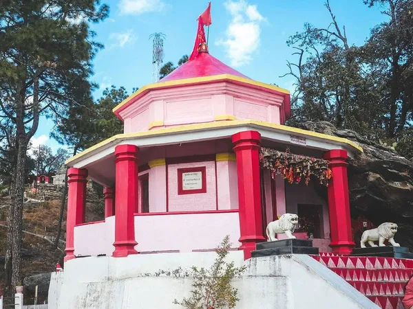 कसार देवी मंदिर: अल्मोड़ा की वो रहस्यमयी जगह, जहां धरती का चुंबकीय प्रभाव चौंका देता है वैज्ञानिकों को!