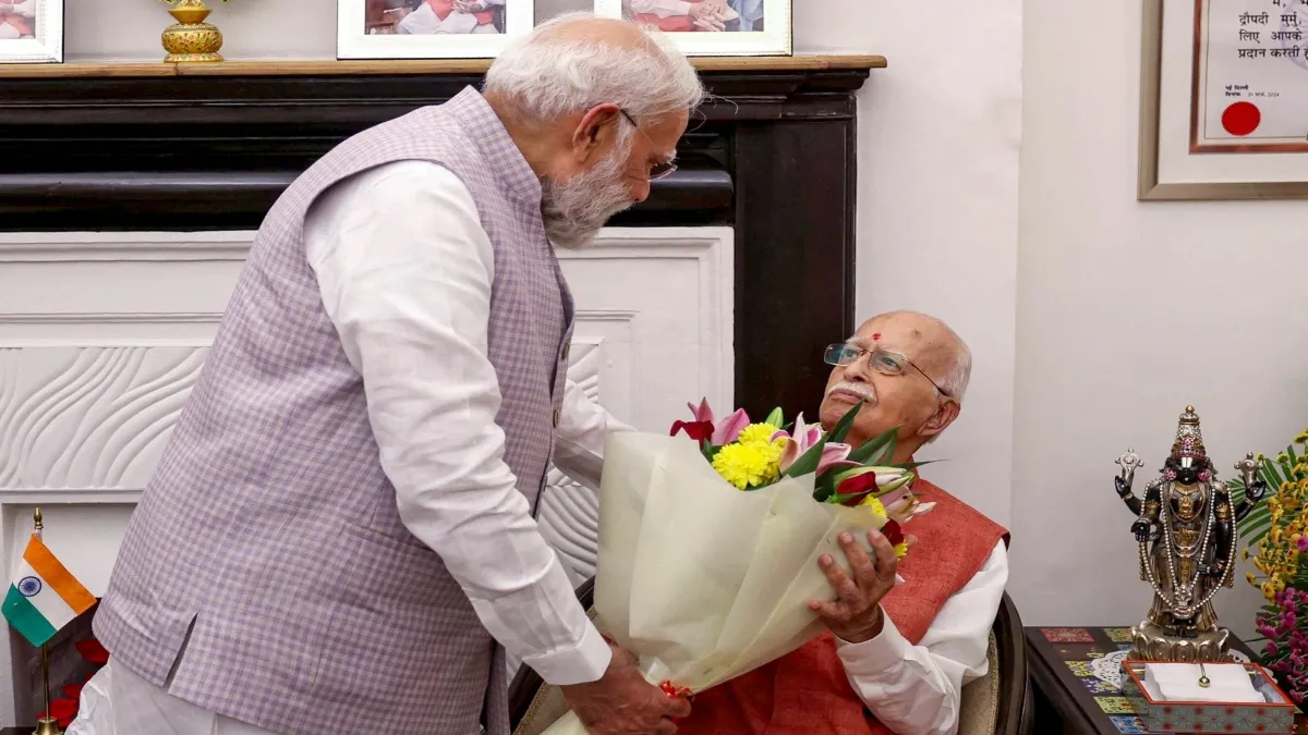 लालकृष्ण आडवाणी ने पूरे किए 98 वर्ष — पीएम मोदी पहुंचे घर, पैर छूकर दी बधाई