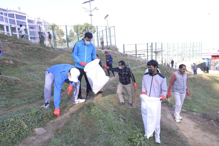 “राज्य स्थापना रजत जयंती सप्ताह” में अल्मोड़ा में चला वृहद स्वच्छता अभियान, जिलाधिकारी ने दिलाई शपथ