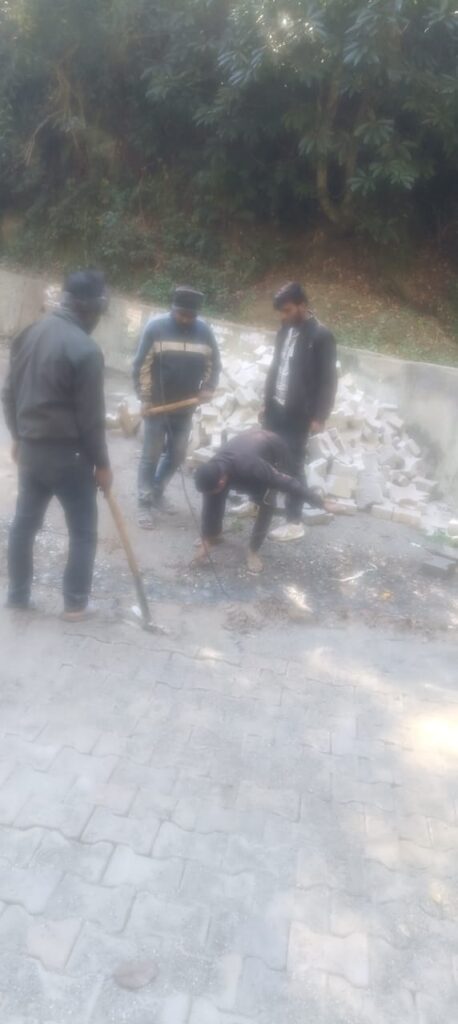 चम्पावत – मोटर  मार्ग पर बाहर निकली सरिया पर जिलाधिकारी का संज्ञान — PWD को तत्काल सुधार कार्य के निर्देश