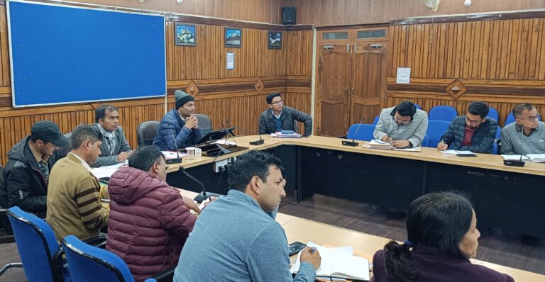 जिलाधिकारी मनीष कुमार की अध्यक्षता में हुई जल समिति की बैठक में जल जीवन मिशन, डिप्टेश्वर झील और अन्य परियोजनाओं की समीक्षा