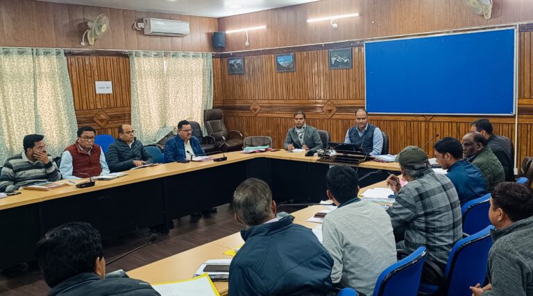जनप्रतिनिधियों की शिकायत का तत्काल समाधान करें: जिलाधिकारी