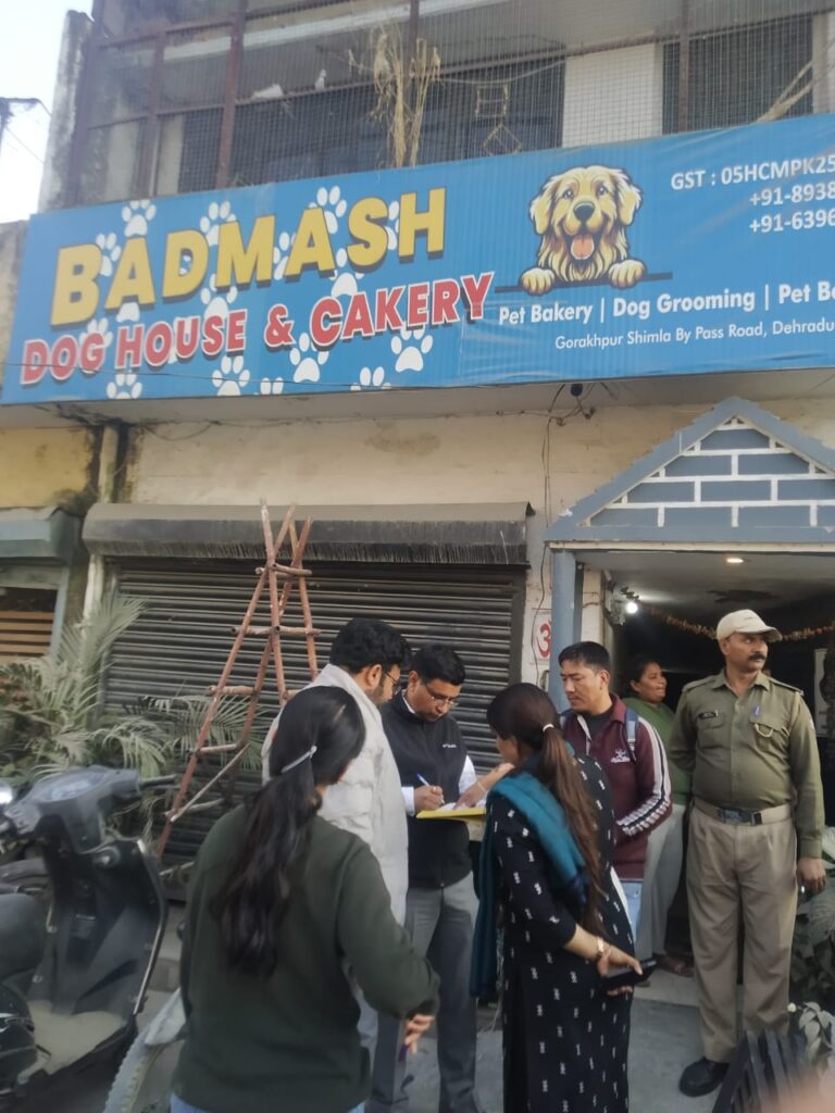 बिना लाइसेंस चल रहे ‘बदमाश डॉग बोर्डिंग हाउस’ पर बड़ी कार्रवाई — प्रशासन ने सेंटर किया सील, सभी जानवर NGO को सौंपे जाएंगे