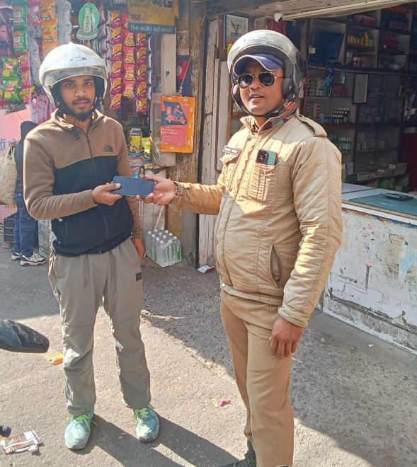 अल्मोड़ा – ट्रैफिक पुलिस जवान ने ईमानदारी और कर्तव्यनिष्ठा की अनुकरणीय मिसाल पेश की
