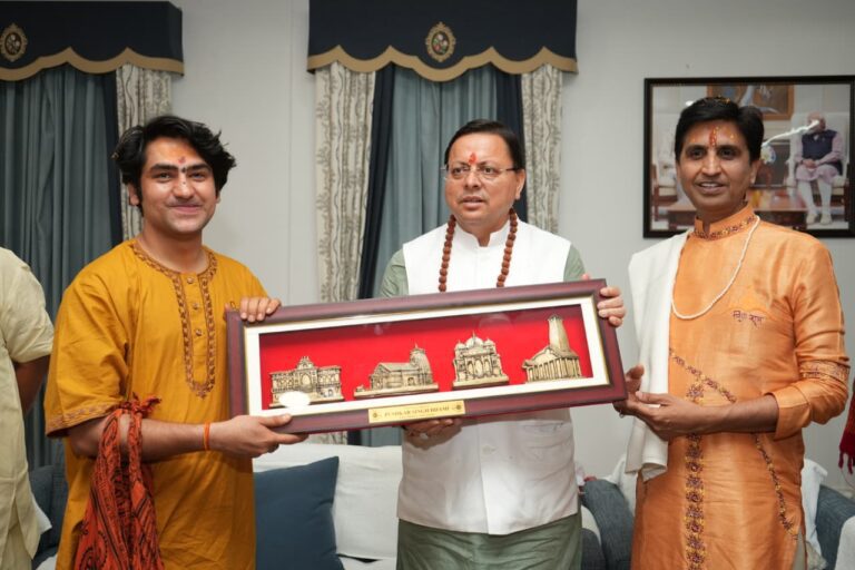 संत समाज ने मुख्यमंत्री धामी को दिया आशीर्वाद, ‘देवभूमि का धर्म-संरक्षक’ सम्मान प्रदान