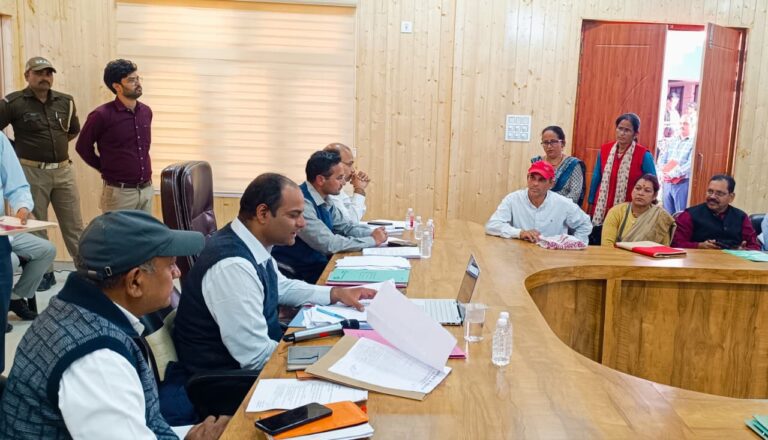 टनकपुर में जनता मिलन कार्यक्रम: जिलाधिकारी मनीष कुमार ने सुनीं 106 शिकायतें, अधिकांश मामलों का किया मौके पर निस्तारण