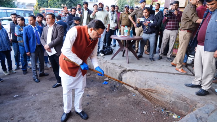 ISBT में ऐसा क्या देखा कि सीएम धामी खुद उठाने लगे झाड़ू? अचानक एक्शन से सब हैरान!