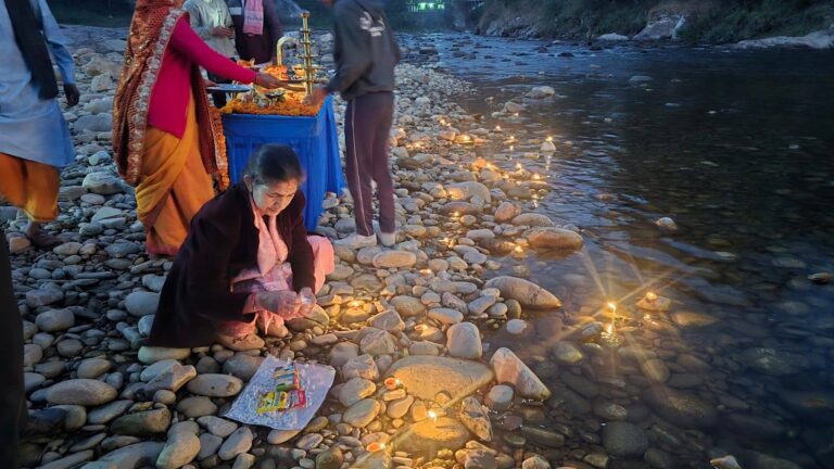 अल्मोड़ा में नमामि गंगे के तहत ‘गंगा उत्सव’ का आयोजन — प्रभात फेरी और गंगा आरती के माध्यम से दिया स्वच्छता व संरक्षण का संदेश