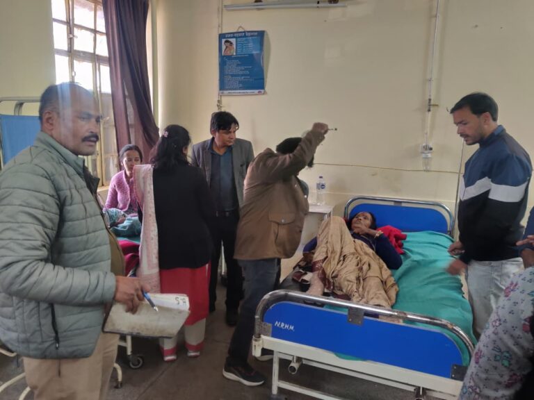 सड़क हादसा: खाई में गिरी मैक्स, एक की मौत – तीन घायल; SDRF टीम मौके पर रवाना