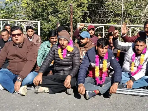 अल्मोड़ा मैग्नेसाइट फैक्ट्री: कर्मचारियों की मांगें मानी गईं, एक महीने में सभी देयकों के भुगतान का आश्वासन, क्रमिक अनशन समाप्त