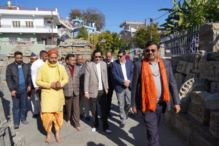 गोल्ज्यू कॉरिडोर का भ्रमण : मुख्य सचिव ने विकास कार्यों की प्रगति की ली समीक्षा