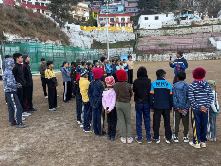 अल्मोड़ा कोतवाल ने स्टेडियम में चलायी मोर्मिंग क्लास, जागरूकता का पढ़ाया पाठ