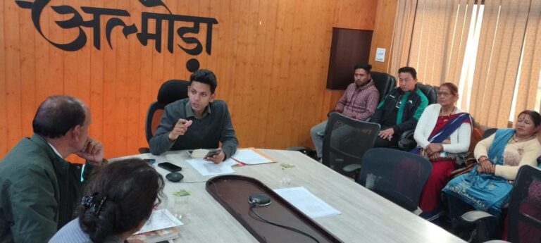 स्वतंत्रता संग्राम सेनानियों के आश्रितों की समस्याओं के समाधान हेतु जिलाधिकारी ने की बैठक