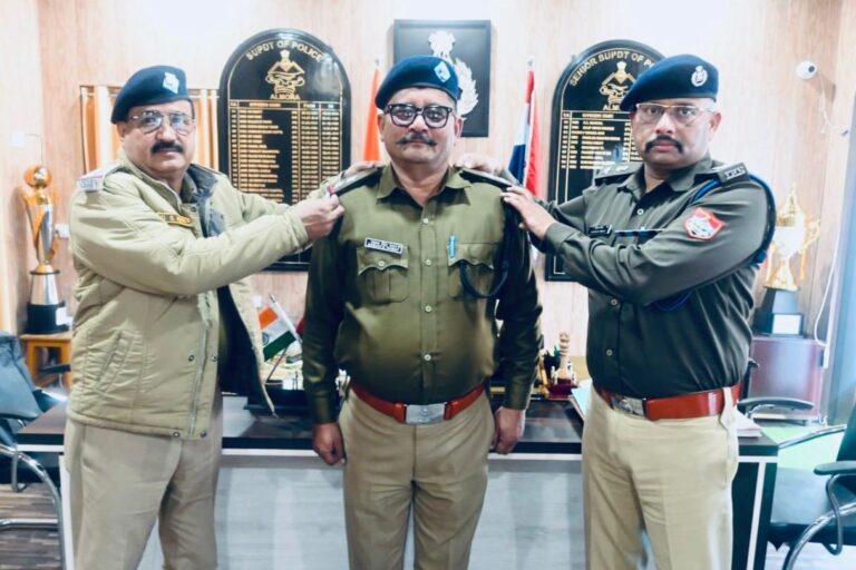 SSP अल्मोड़ा ने अपर उपनिरीक्षक पद पर पदोन्नत हुए हेड कांस्टेबल MT संजय रावत के कन्धे पर दो स्टार✨ लगाकर दी बधाई