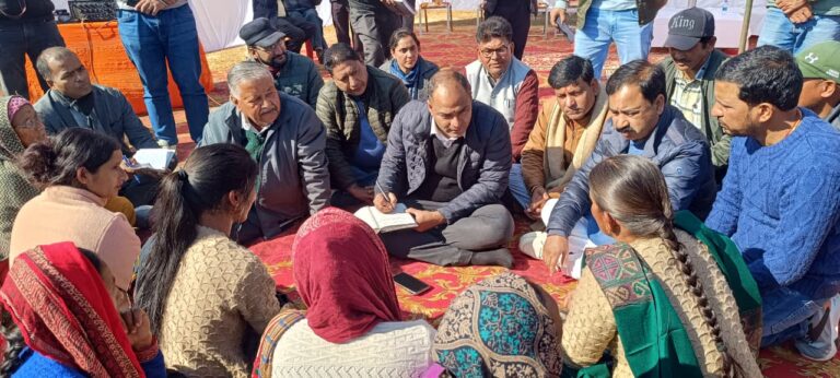 दरी पर बैठा प्रशासन: जन-जन की सरकार से वास्तव में जनता तक पहुँचा प्रशासन
