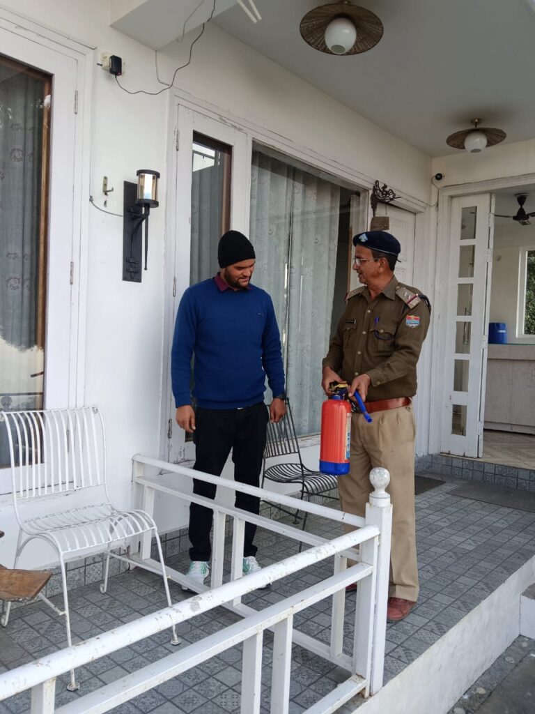 रानीखेत में होटलों व होम स्टे का औचक फायर निरीक्षण को पहुंची टीम