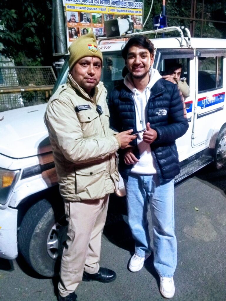 होमगार्ड जवान ने कीमती मोबाइल फ़ोन लौटाकर युवक के चेहरे पर बिखेरी मुस्कान