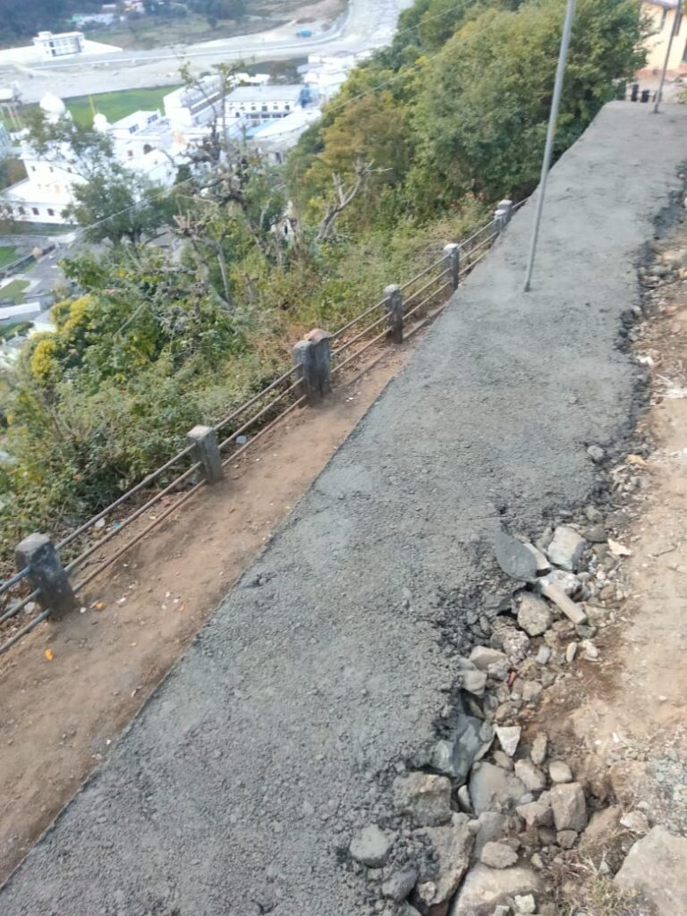 गुरुद्वारा श्री रीठासाहिब में सीसी मार्ग एवं रिटेनिंग वॉल निर्माण कार्य पूर्ण