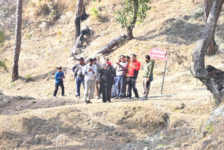 20 बच्चों सहित 50 से अधिक लोगों द्वारा 13 किलोमीटर की पैदल यात्रा कर कैंचीधाम हेतु पुराने पैदल मार्ग को पर्यटकों को पुनः आकर्षित करने का दिया संदेश