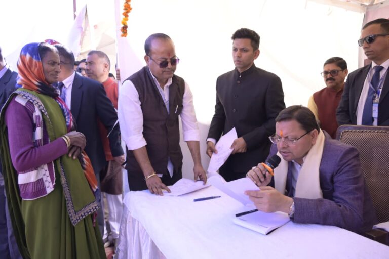 जैनोली में जनसेवा का संदेश: मुख्यमंत्री ने ‘मुख्यसेवक’ स्टॉल पर बैठकर सुनीं समस्याएँ, त्वरित समाधान के दिए निर्देश