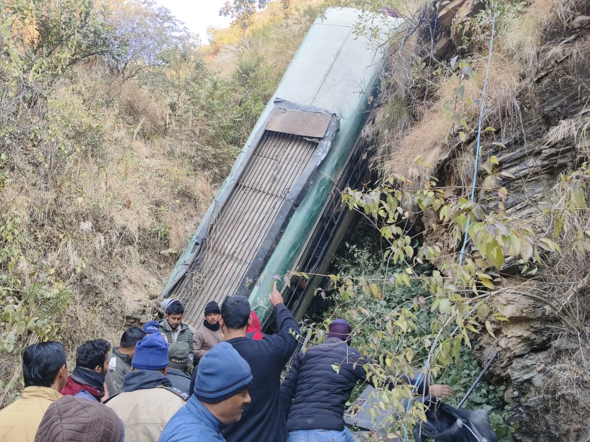 भीषण बस हादसा: द्वाराहाट–रामनगर मार्ग पर केमू बस खाई में गिरी, 7 की मौत, 12 घायल