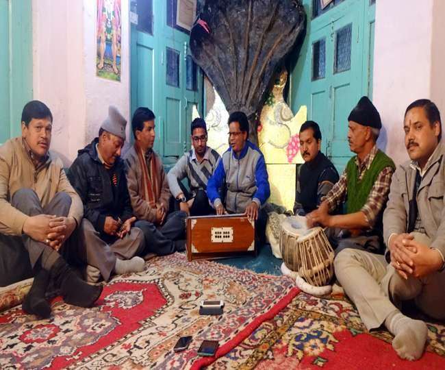 कुमाऊँ में आज से होली का आगाज़: शास्त्रीय रागों में गूंजेगी बैठकी होली, पौष माह के प्रथम रविवार से परंपरा शुरू