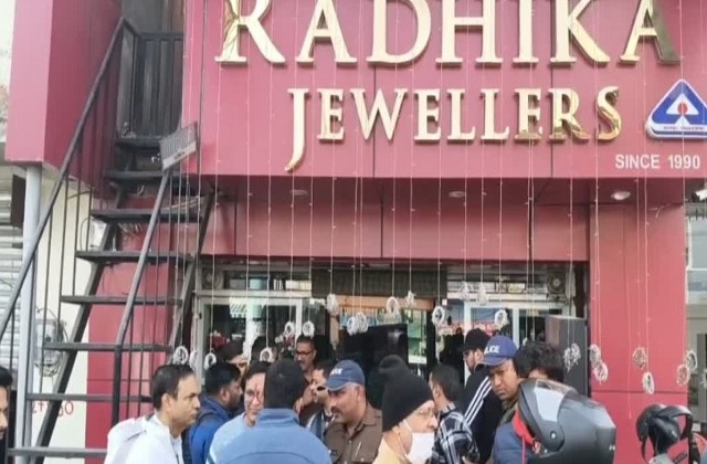 UK: हल्द्वानी में ज्वैलरी शोरूम पर फिल्मी अंदाज़ में बड़ी चोरी, दीवार काटकर उड़ाए सवा करोड़ के जेवर