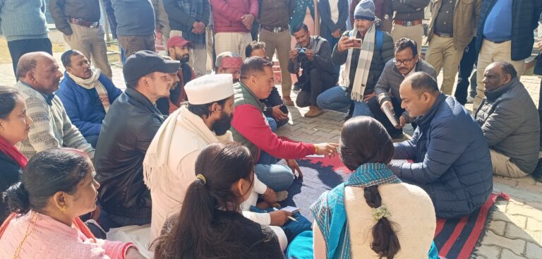 जिलाधिकारी की पहल से समाप्त हुआ धरना, विकास कार्यों को लेकर बनी सहमति