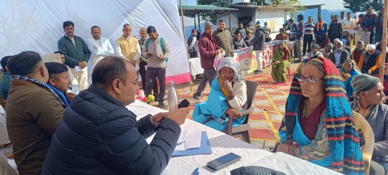 चम्पावत में “जन-जन की सरकार, जन-जन के द्वार” शिविर: 832 से अधिक ग्रामीणों को मिला सीधा लाभ