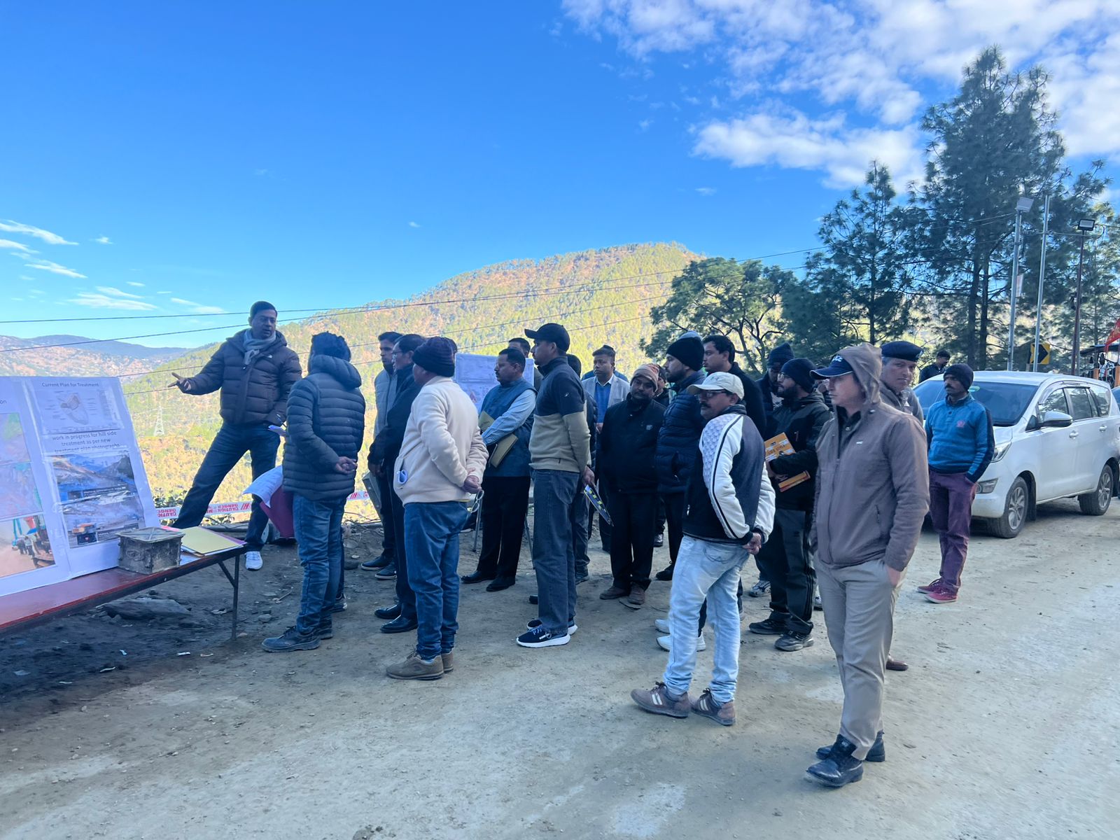 चम्पावत में सड़क परियोजनाओं की समीक्षा: एनएच-09 बाईपास और एसएच-108 कार्यों का सचिव लोक निर्माण विभाग ने किया निरीक्षण