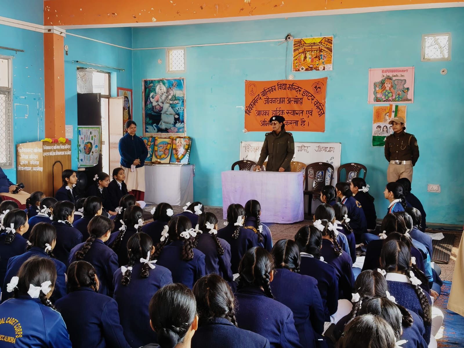 अल्मोड़ा पुलिस द्वारा छात्राओं को साइबर सुरक्षा और महिला अपराधों पर किया गया जागरूक