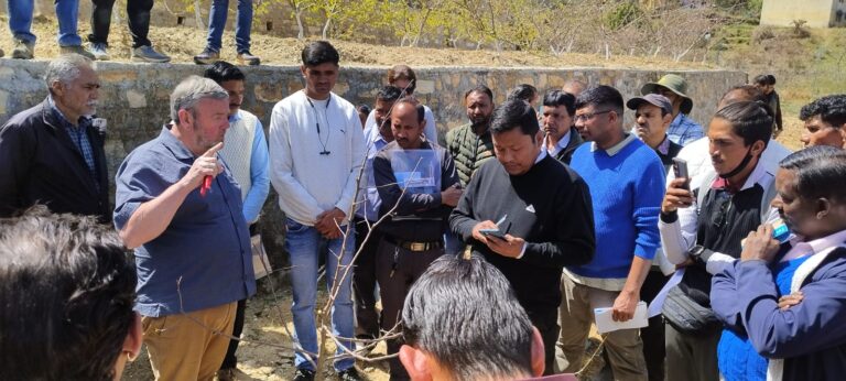 सेब बागवानी में उन्नत तकनीकें: नीदरलैंड विशेषज्ञ ने चंपावत के काश्तकारों को किया प्रशिक्षित