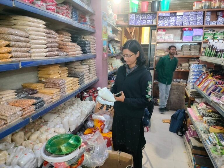 चम्पावत में नवरात्र से पहले खाद्य सुरक्षा विभाग का औचक निरीक्षण, नमूने जांच हेतु भेजे गए