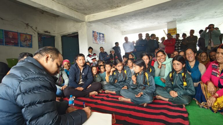रौकुंवर में जिलाधिकारी की चौपाल: पैदल चलकर सुनीं समस्याएं, दिए त्वरित समाधान के निर्देश