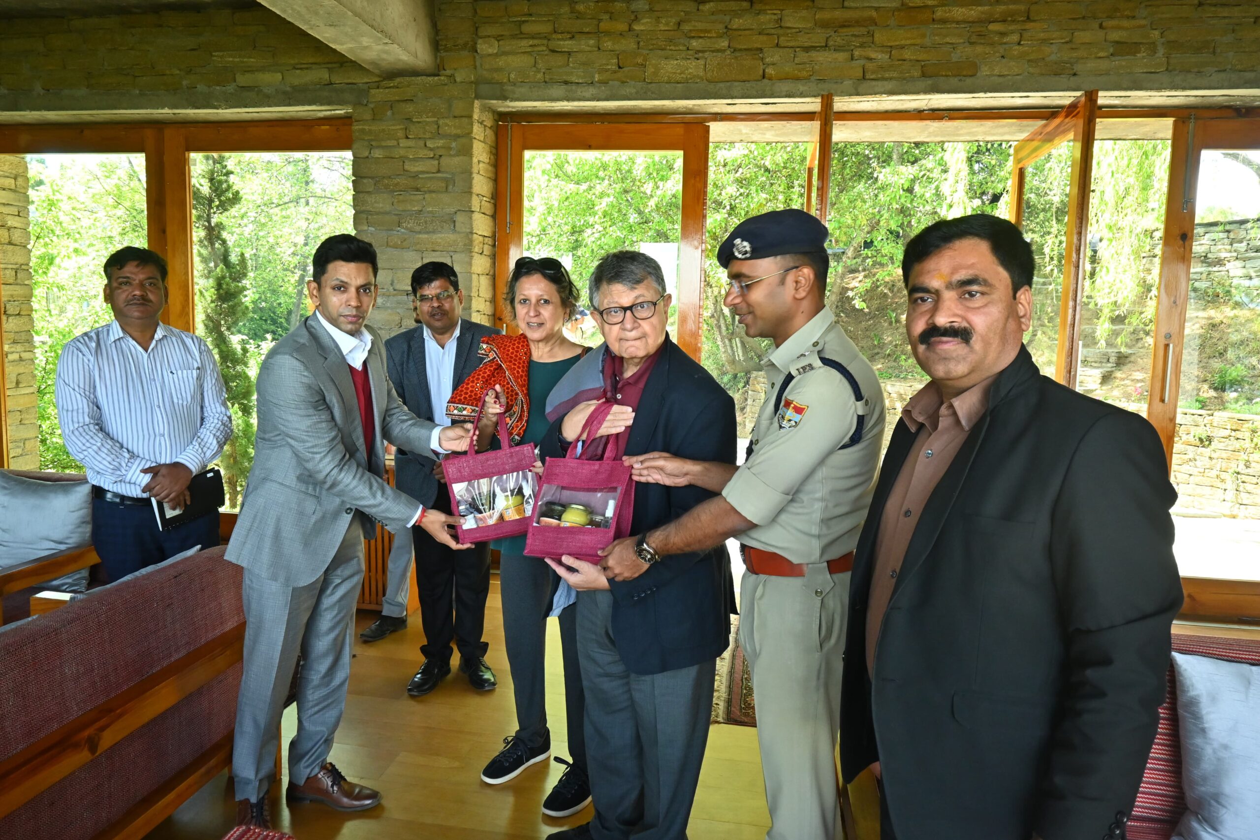 नीति आयोग के उपाध्यक्ष ने अल्मोड़ा का किया दौरा, जिलाधिकारी ने दी जनपद की विस्तृत जानकारी