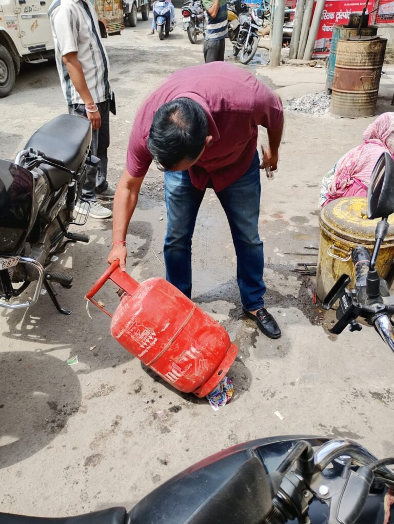 देहरादून में घरेलू गैस के व्यावसायिक उपयोग पर 16 सिलेंडर जब्त; क्यूआरटी सक्रिय