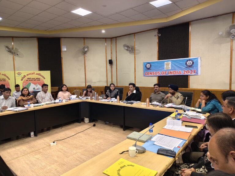 अल्मोड़ा में जिलाधिकारी ने कानून-व्यवस्था और राजस्व वसूली कार्यों की समीक्षा की
