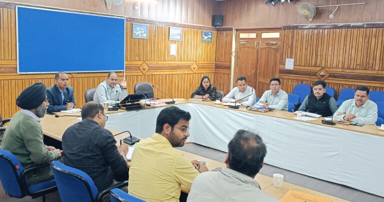 वन भूमि हस्तांतरण के लंबित प्रकरणों के शीघ्र निस्तारण के लिए जिलाधिकारी ने दिए कड़े निर्देश
