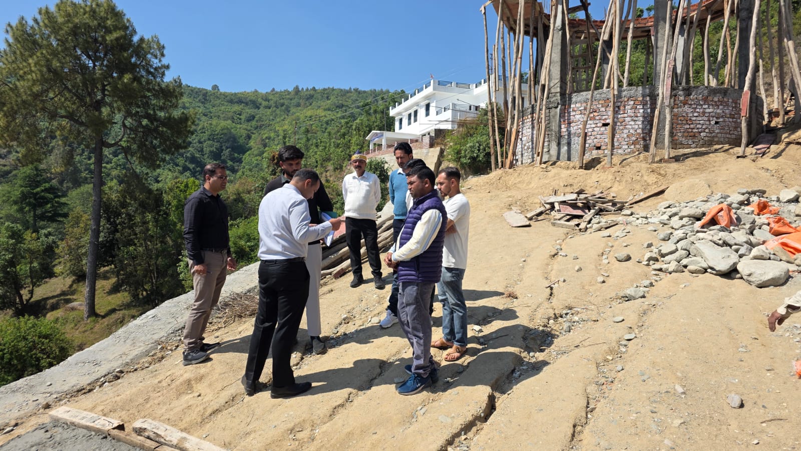 चम्पावत में निर्माणाधीन देवभूमि रजत जयंती पार्क का जिलाधिकारी ने किया स्थलीय निरीक्षण