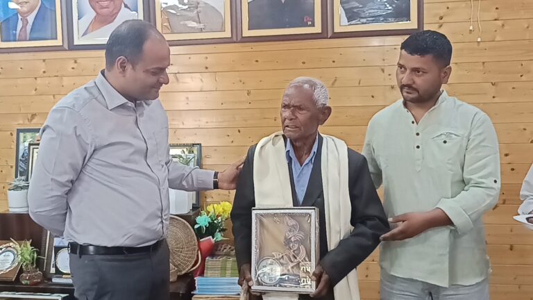 चम्पावत में 93 वर्षीय शिक्षक के शैक्षिक योगदान पर जिलाधिकारी ने किया सम्मानित