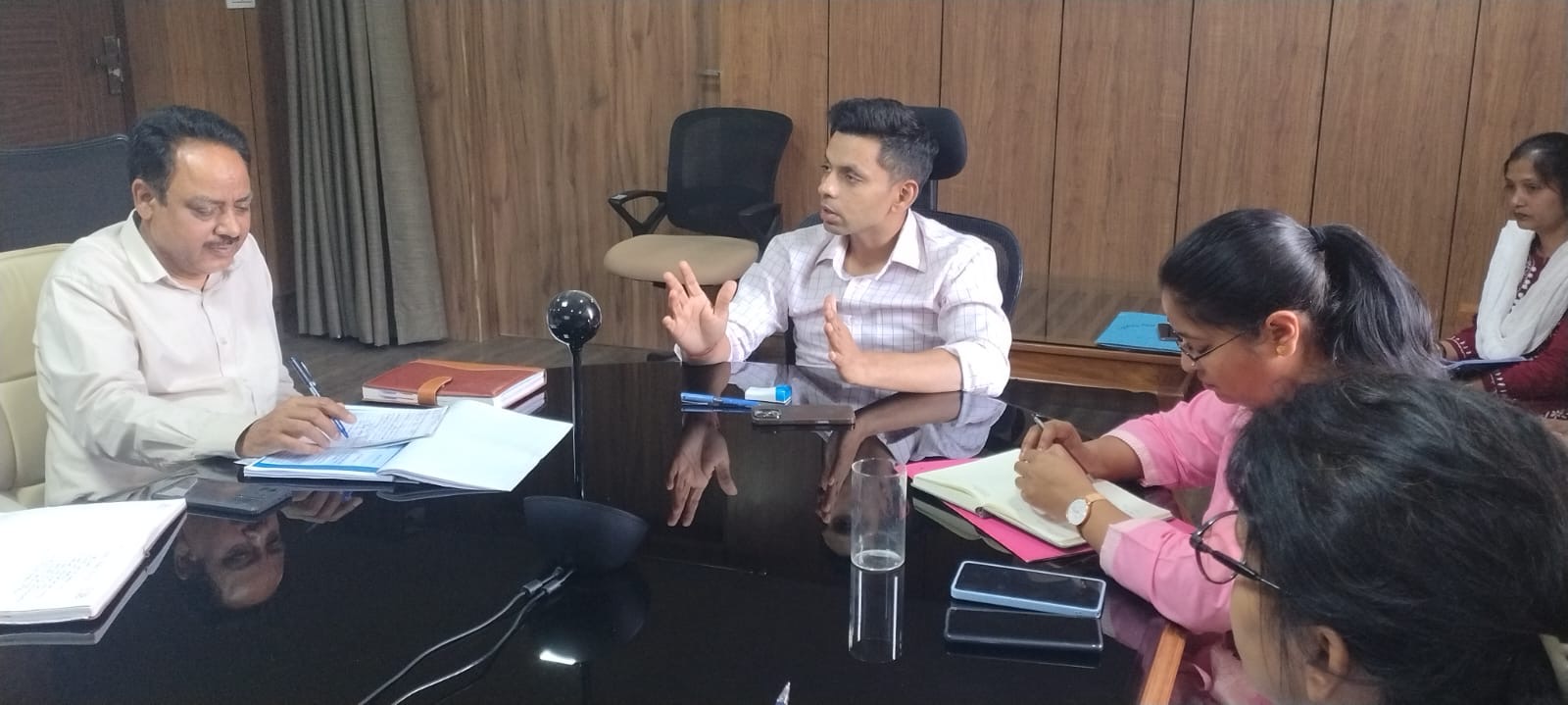 अल्मोड़ा में वनाग्नि पर अलर्ट: द्वाराहाट में चौपाल, ग्रामीणों को किया गया जागरूक