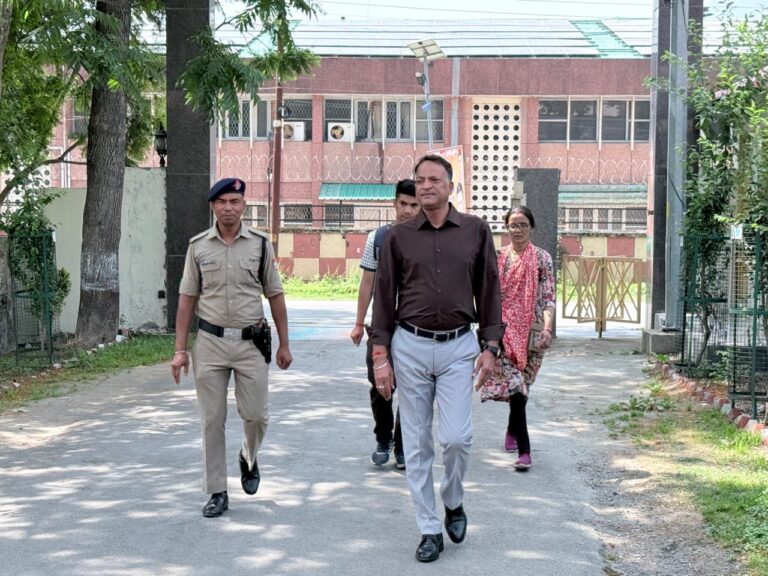 ईंधन बचत अभियान के तहत पैदल कार्यालय पहुंचे मुख्य विकास अधिकारी