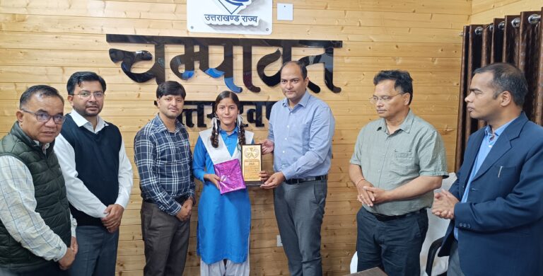 बोर्ड परीक्षा में उत्कृष्ट प्रदर्शन करने वाले मेधावी छात्र सम्मानित