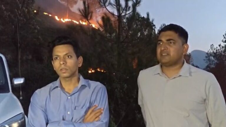 जंगल बचाने के लिए ख़ुद मैदान में उतरे डीएम अंशुल सिंह