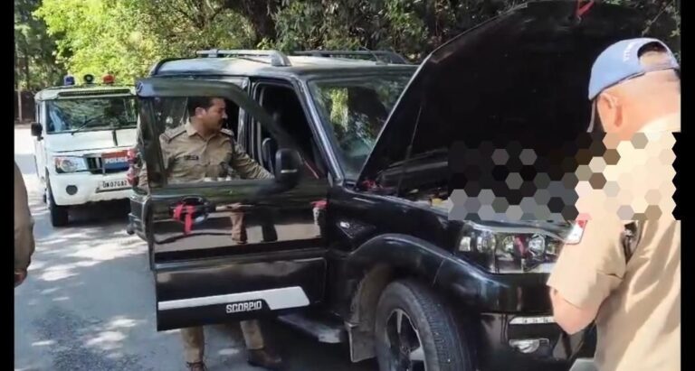 अल्मोड़ा में स्कॉर्पियो पर हूटर लगाकर घूमना पड़ा भारी, पुलिस ने की चालानी कार्यवाही