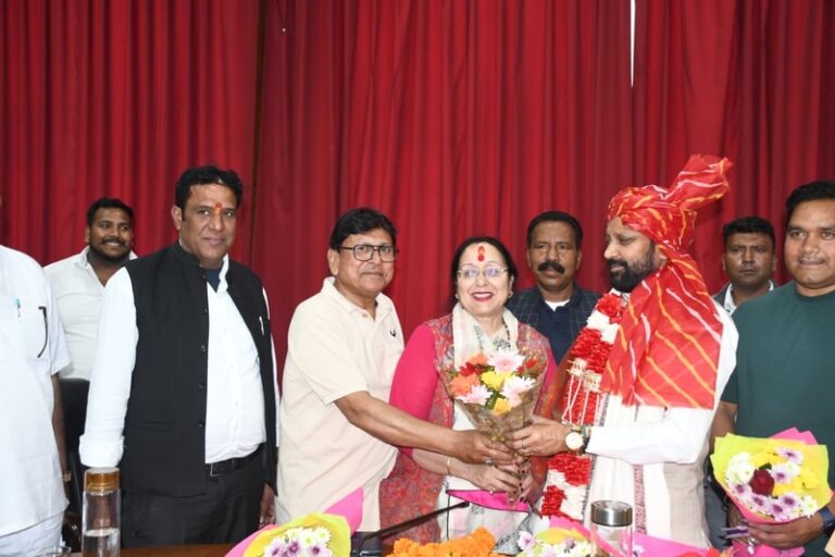 सफाई कर्मचारियों की समस्याओं पर समीक्षा बैठक, नियमितीकरण और मानदेय वृद्धि के निर्देश