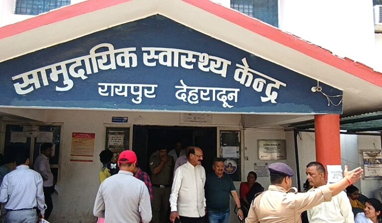 स्वास्थ्य मंत्री सुबोध उनियाल ने किया सीएचसी रायपुर का औचक निरीक्षण
