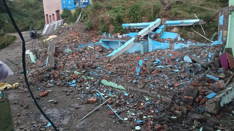 कब्रिस्तान के पास अवैध निर्माण पर एक्शन: नोटिस मिलते ही खुद ही ढहा दिया अतिक्रमण!