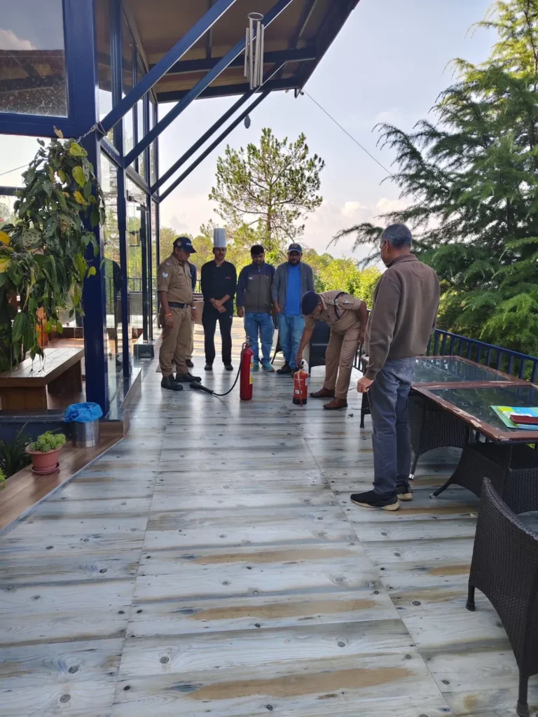 अल्मोड़ा के होटलों में अग्नि सुरक्षा उपकरणों की जांच, कर्मचारियों को दिया गया प्रशिक्षण