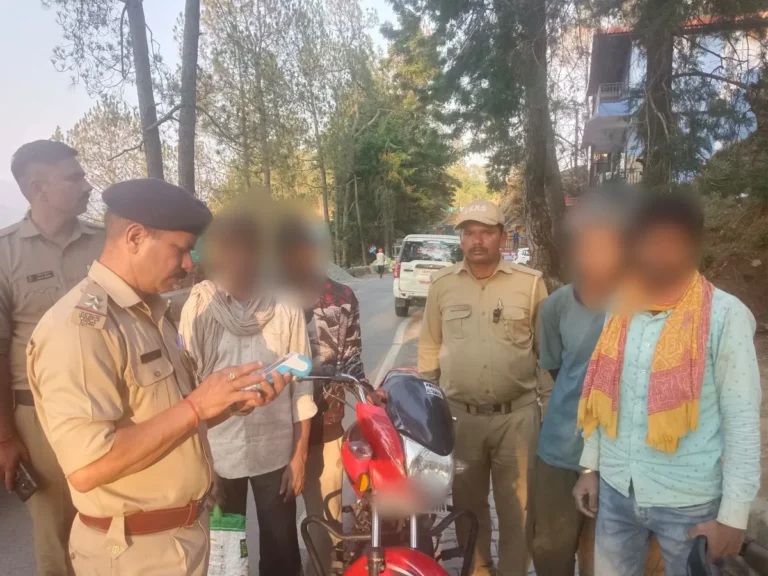 यातायात नियमों के उल्लंघन पर अल्मोड़ा पुलिस की कार्रवाई, चार सवारी के साथ रैश ड्राइविंग करने पर वाहन सीज